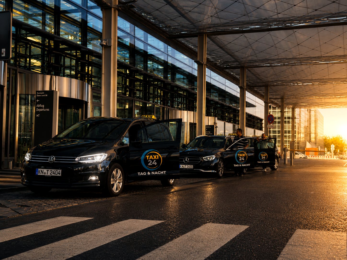 Taxi24 Konstanz – Taxiflotte am Flughafen bei Sonnenuntergang, Flughafentransfer
