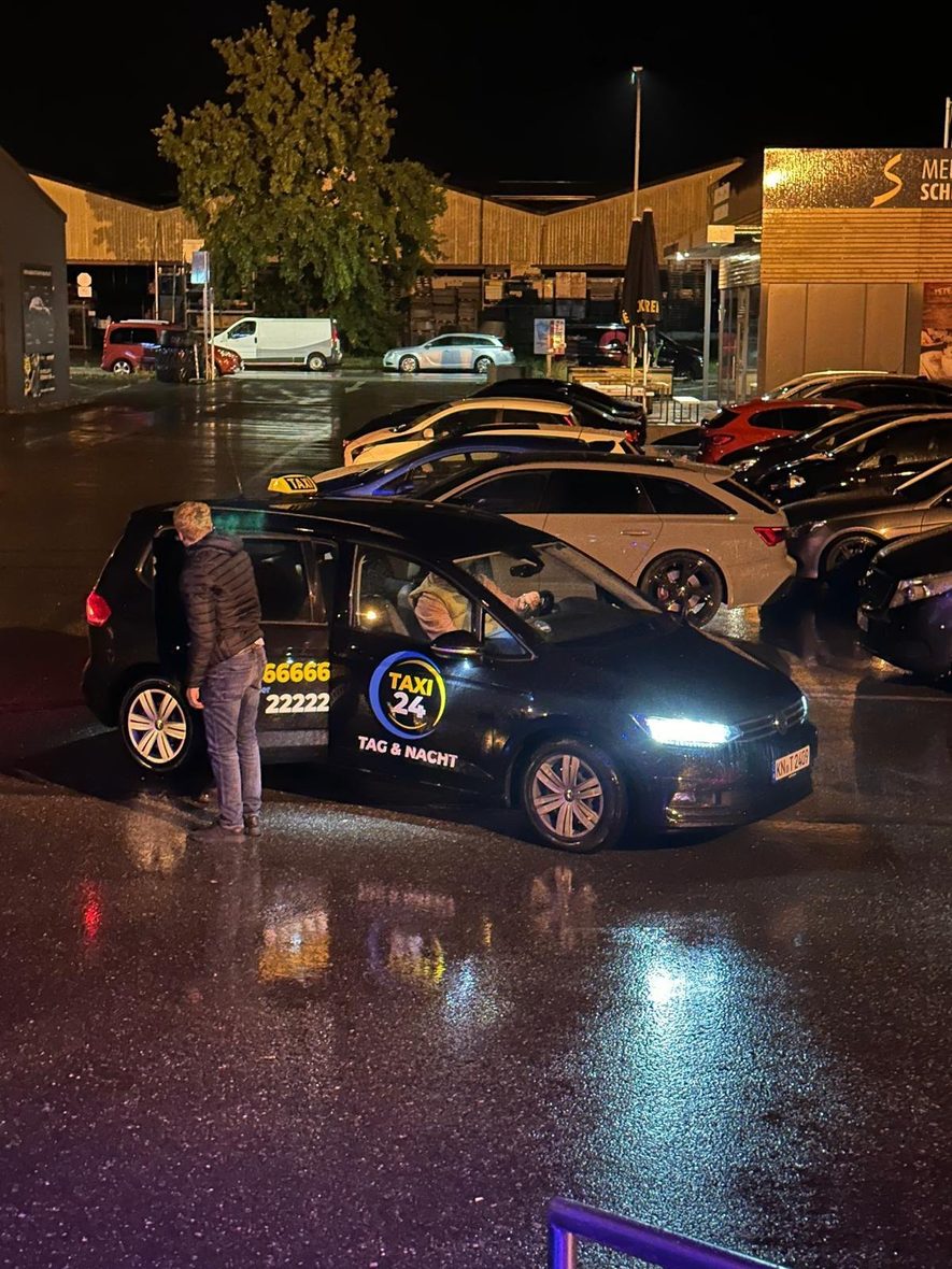 Taxi24 Fahrgast steigt nachts in Konstanz ins Taxi