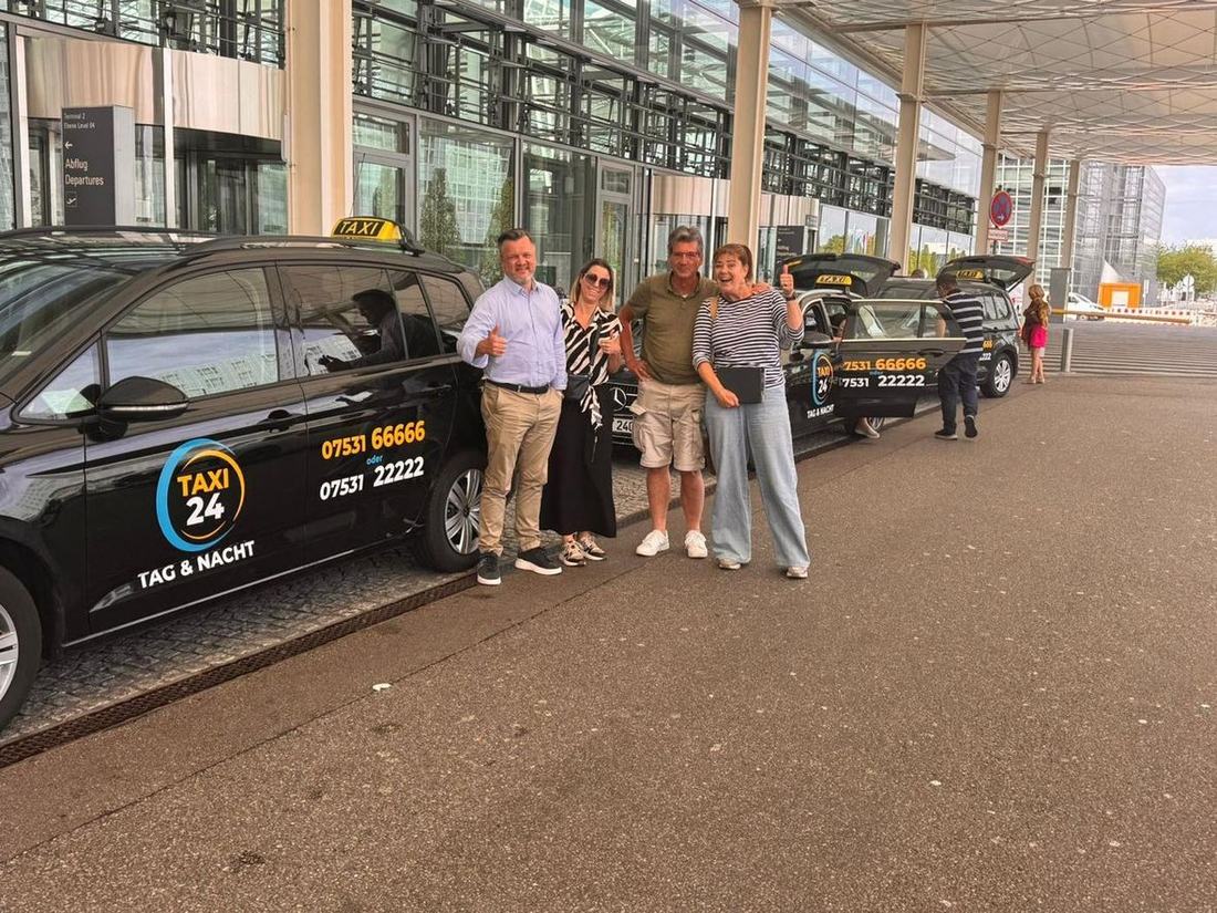 Zufriedene Fahrgäste mit Taxi24 am Flughafen