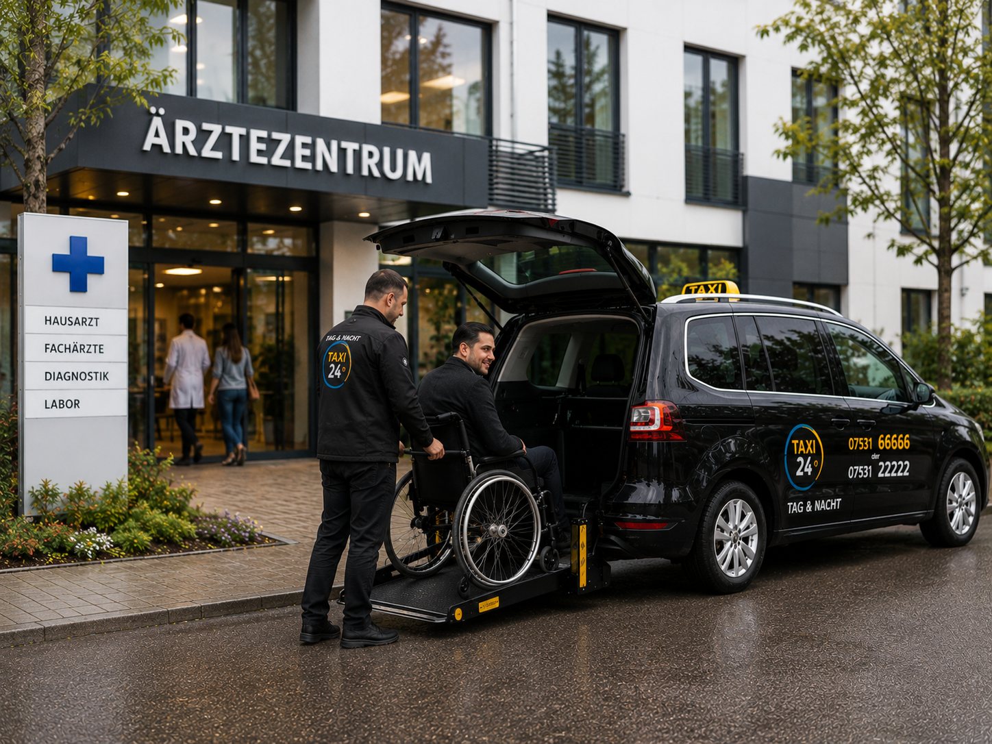 Taxi24 Konstanz Krankenfahrt – Rollstuhlfahrer wird mit Lift in barrierefreies Großraum-Taxi am Ärztezentrum eingeladen
