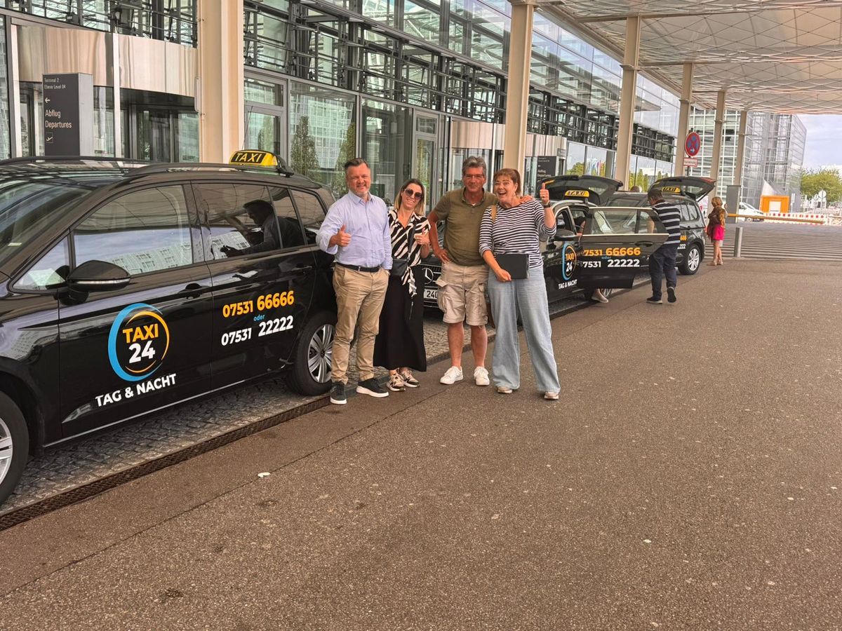 Zufriedene Fahrgäste von Taxi24 bei der Personenbeförderung